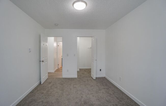 2 beds, 1 bath, 800 sqft, $1,600, Unit 13*