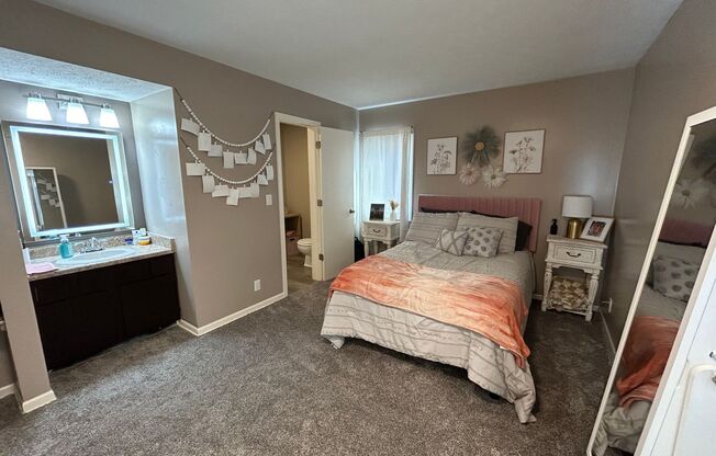 2 beds, 1.5 baths, 680 sqft, $949, Unit 8534