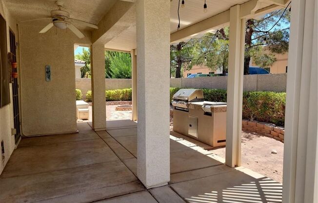 STUNNING FULLY FURNISHED SINGLE STORY HOME IN GATED COMMUNITY!!