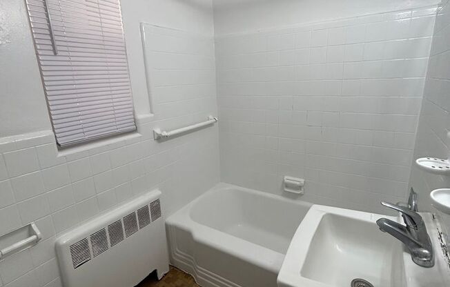 1 bed, 1 bath, 750 sqft, $1,295, Unit D-19