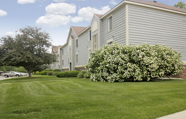 Expertly Landscaped Lawns at Emerald Park Apartments, MI 49001