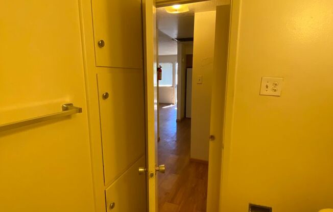 1 bed, 1 bath, 686 sqft, $1,050, Unit 24