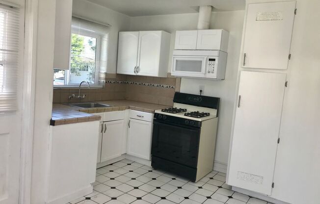 2 beds, 1 bath, 800 sqft, $2,495, Unit 2630 1/2