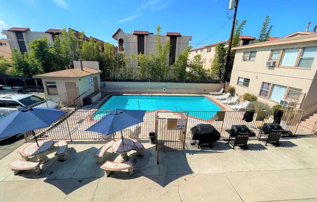 2 beds, 1 bath, 702 sqft, $2,350, Unit B09