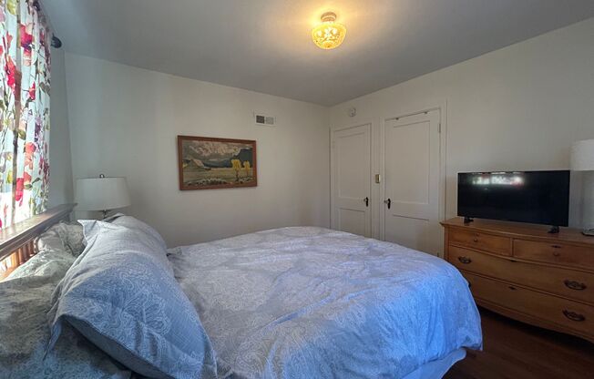 2 beds, 1 bath, $1,600