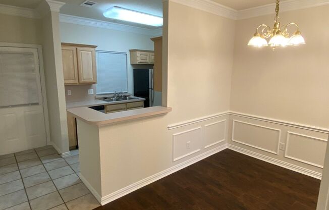 Quiet 2 bedroom townhome close to Downtown Denton Square