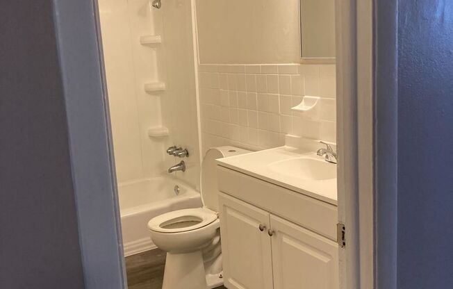 2 beds, 1 bath, 800 sqft, $1,195, Unit 415