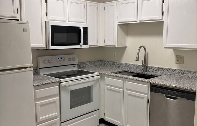 1 BEDROOM/1 BATHROOM/LOFT/1 CAR GARAGE CONDO IN MESA (BROWN RD & CENTER ST) Holiday Move in SPECIAL !!! *** 50% OFF RENT, THE MONTH YOU MOVE IN ***