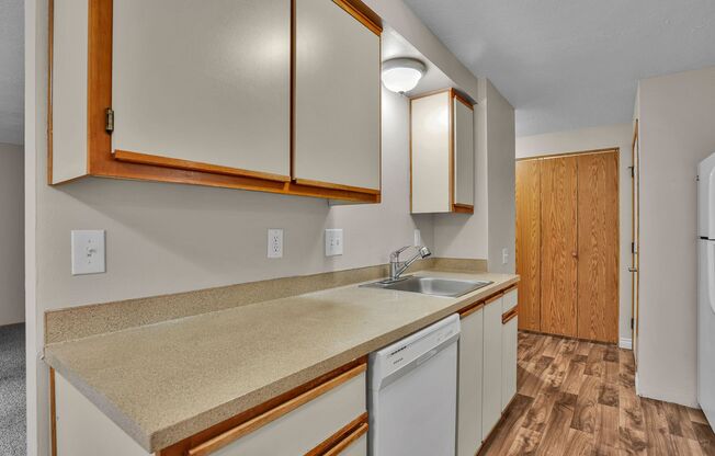 2 beds, 2 baths, 950 sqft, $1,395, Unit 340-27
