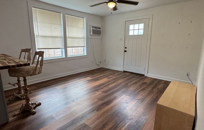 Cute 1/1 Apartment Near Downtown Bryan!