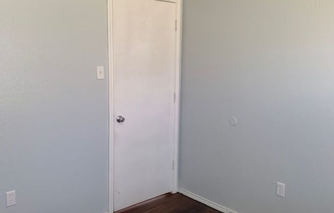 Big lot- Cute 2/1 duplex! Burleson