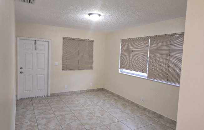 305 N 61 AVE