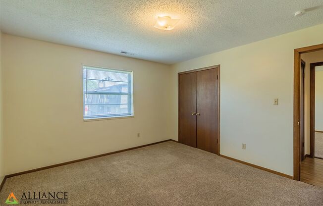 2 beds, 1.5 baths, 1,050 sqft, $890, Unit 06