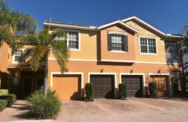 3/2.5 TOWNHOUSE W/GARAGE - CLOSE TO I/75 AND 20 MINUTES TO SIESTA BEACH!