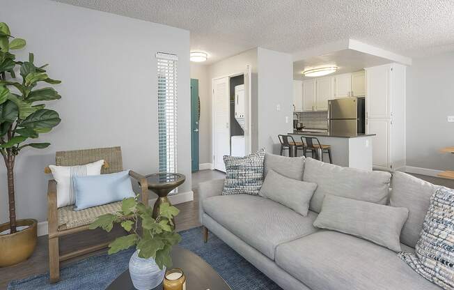 Resident Lounge with seating l Vue at the Lake in Sacramento