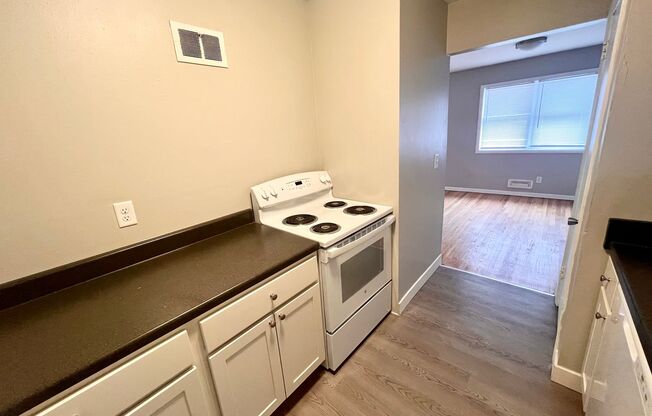 2 beds, 1 bath, $990, Unit 05