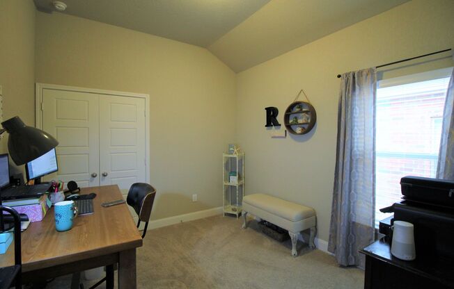 3/2/2 duplex close to Historic Gruene, Creekside and I-35 / Fridge Included / Fenced in Yard / CISD