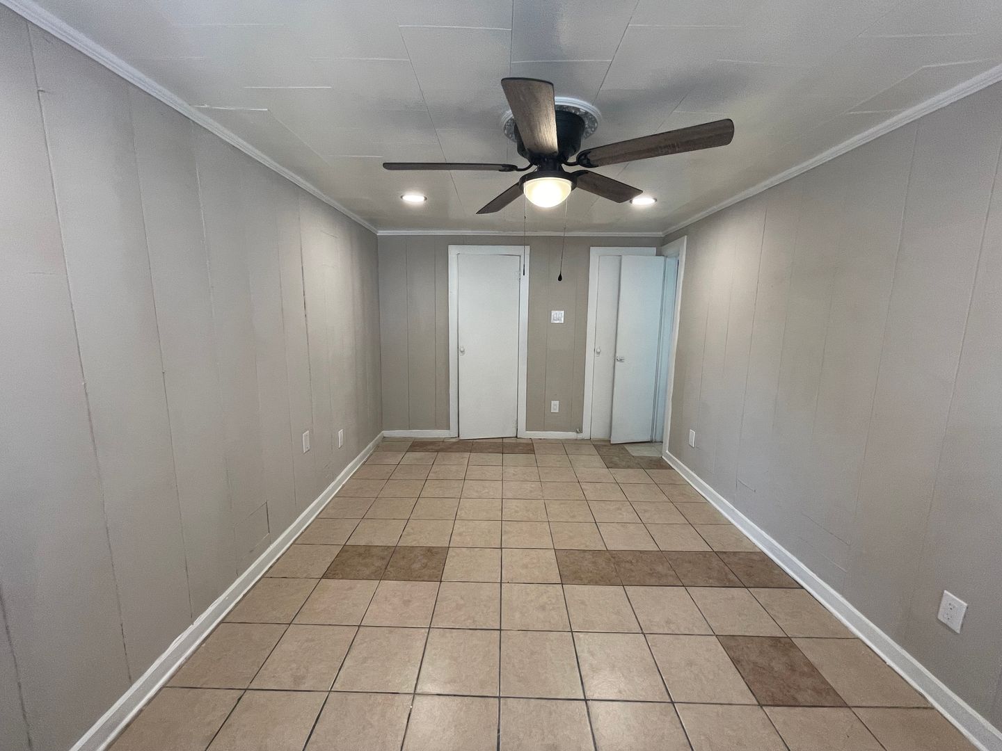 Cozy 1 Bedroom 1 Bath  Downstairs Unit Ready for Move-in ((New Vinyl Plank Flooring)) ~ Fantastic Fort Worth Location ~ Spacious Bedroom ~ Walk In Shower ~