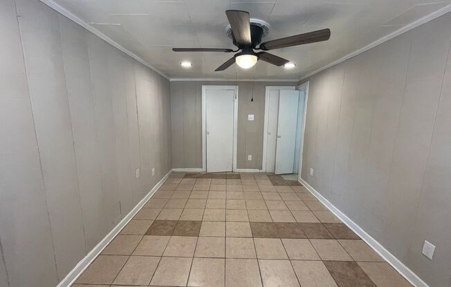 Cozy 1 Bedroom 1 Bath  Downstairs Unit Ready for Move-in ((New Vinyl Plank Flooring)) ~ Fantastic Fort Worth Location ~ Spacious Bedroom ~ Walk In Shower ~