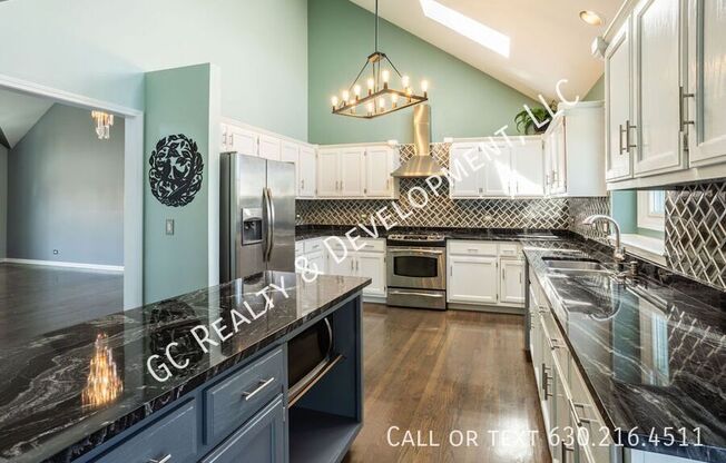 810 CLARENDON LN