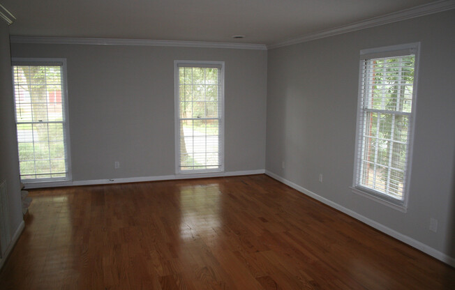 Live at the Center of Modern Conveniences & Entertainment.(500.00 off first full months rent)