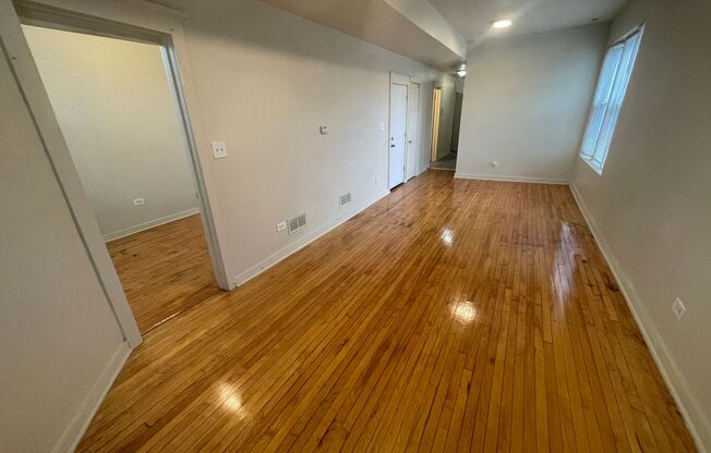 3 beds, 1 bath, $2,000, Unit 1650 # 3F