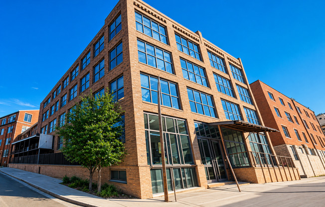 Studio, 1 bath, 888 sqft, $1,395, Unit 207