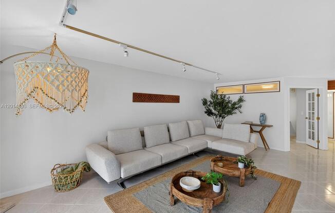 2401 Collins Ave