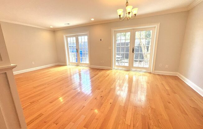 3BD/2.5BA Harleston Village Town Home - Available 8/1/2026- Steps to the Battery, Colonial Lake and King Street!