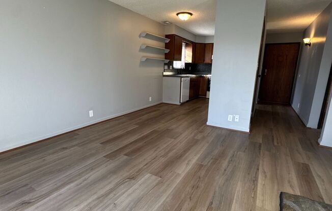 2 beds, 1 bath, 826 sqft, $950, Unit 5