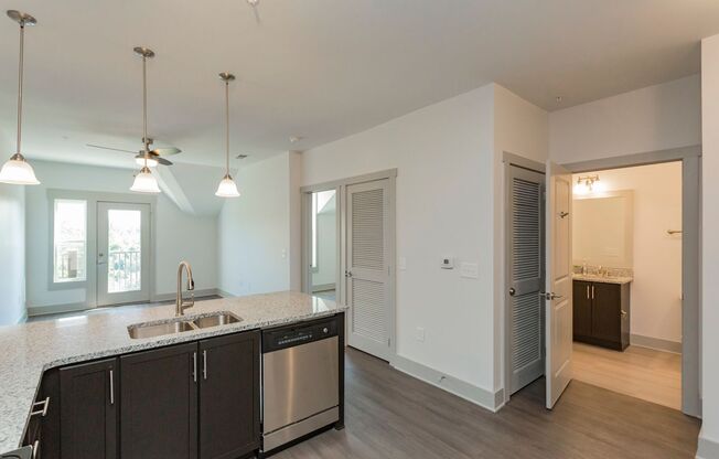 Studio, 1 bath, 580 sqft, $1,625