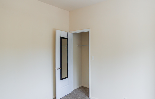 1250 W Montrose Ave