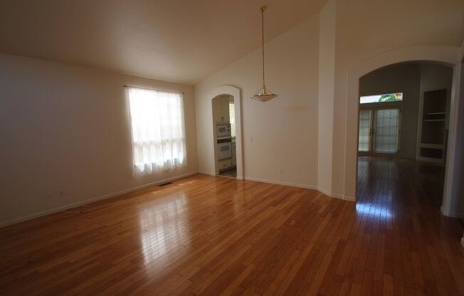 Beautiful single level 3/2 home located in east Petaluma - 1672 Sequoia Drive