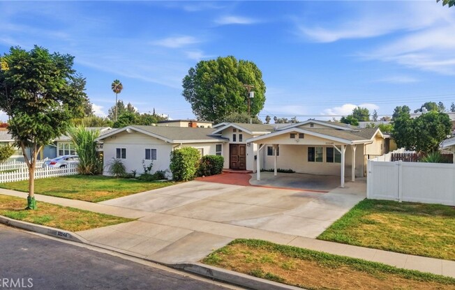 5 beds, 3.5 baths, 2,914 sqft, $5,500