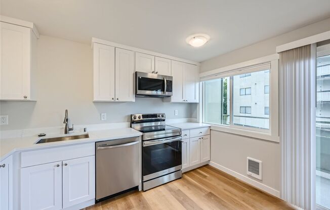 Spacious Apartment on Alki Beach!