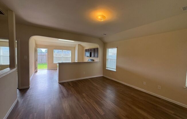 Don't miss out this spacious 4B2B Home in EVERGREEN VILLAS 77044