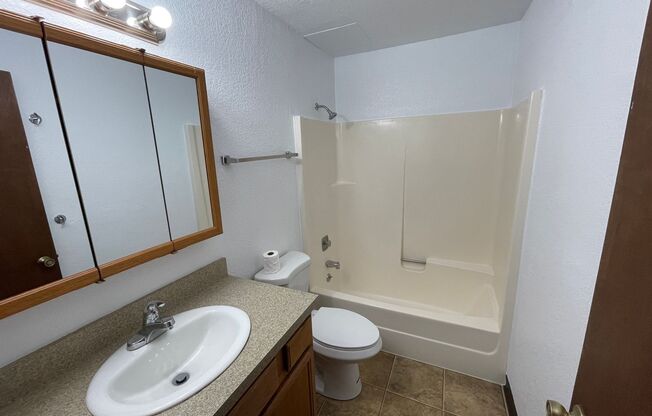 2 beds, 1 bath, $1,050, Unit 1232 Yellowstone