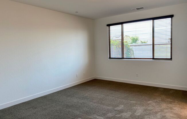 $2,650 Leonard & Barstow, 4 Beds - Lindsay Lane, Clovis / SOLAR!