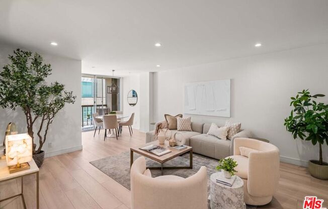 2 beds, 2 baths, 900 sqft, $4,000, Unit 806