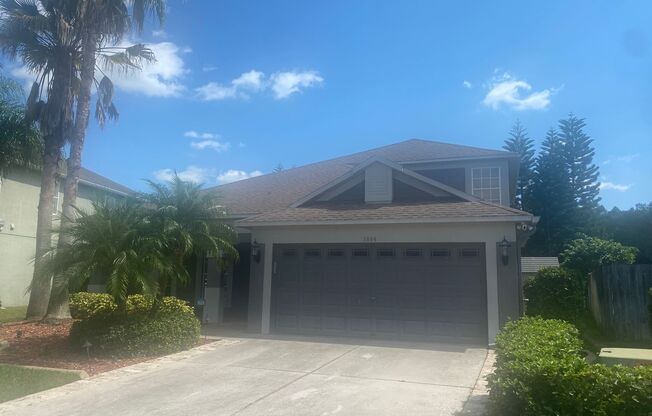 5 BEDROOM HOUSE WITH PRIVATE POOL AND LAKE FRONT!