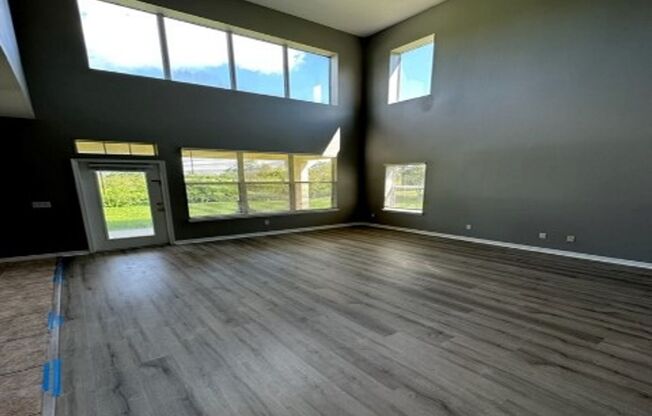 Beautiful 4/2.5 Lakes of Windermere home with open floor plan & lake access!