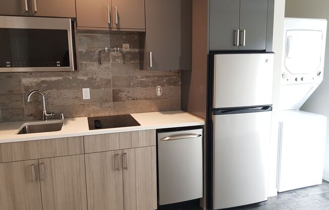 Studio, 1 bath, 231 sqft, $1,352, Unit 410