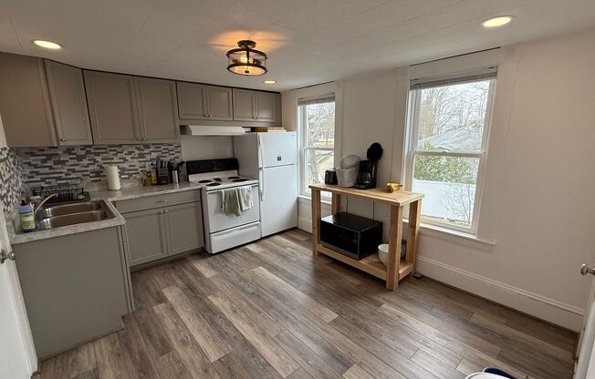 Nicely Updated 2 Bedroom Apt Near Downtown Dover