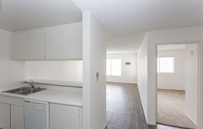 *OPEN HOUSE: 5/16 4-6PM & 5/17 9-11AM* Spacious 2BR in Point Loma with Parking!