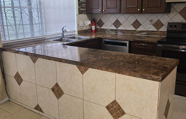 Spacious 2 BR/2.5 bath townhome near the Medical Center w/a fenced in yard!