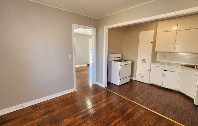 3 beds, 1 bath, $895