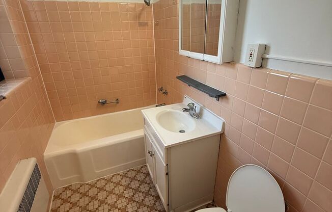 3 beds, 1 bath, 1,000 sqft, $2,195, Unit 1607