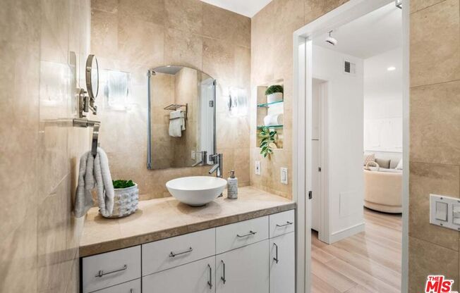 2 beds, 2 baths, 900 sqft, $4,000, Unit 806