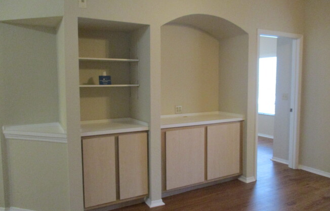 Upgraded 3BR/2BA Altamonte Springs Condo with Wood Flooring and Den!