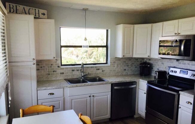 3 beds, 1 bath, $1,600, Unit Upper